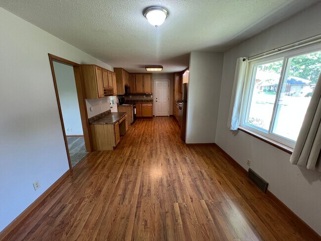 Foto del edificio - Corner Lot Beauty with Basement & Big Back...