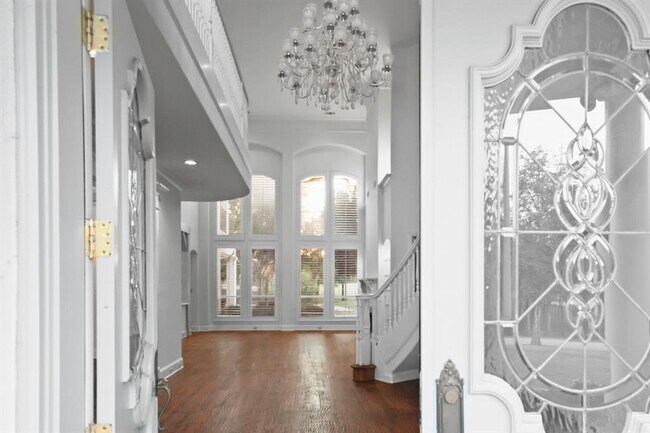 Building Photo - 6001 Pine Valley Dr
