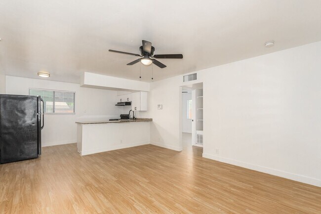 Foto del edificio - 2 Bed | 1 Bath - Updated Ground Floor Unit