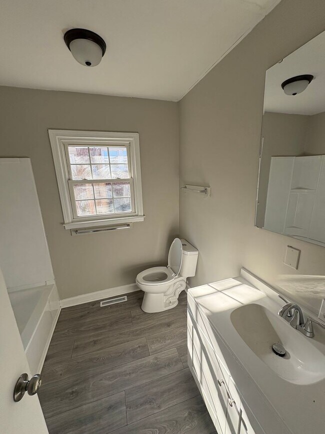 Foto del edificio - 15 Underwood Ave