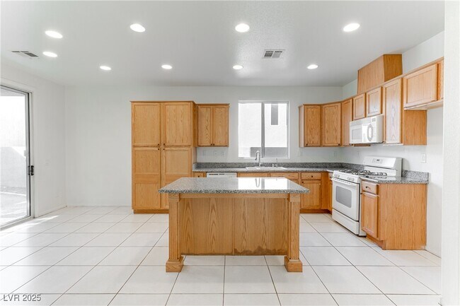 Foto del edificio - 523 Moses Lake Ct