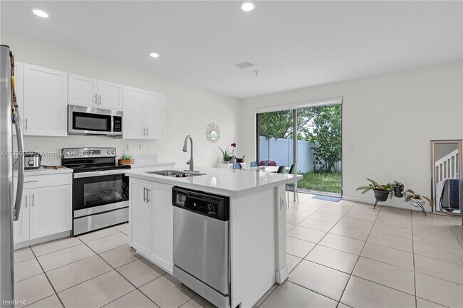 Building Photo - 3 br, 2.5 bath House - 3318 W 100th Ter