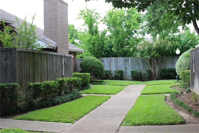 Building Photo - 13734 Hollowgreen Dr