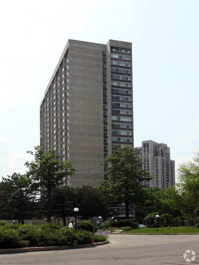 Wynford Tower Apartments at 35 Wynford Heights Cres Toronto, ON