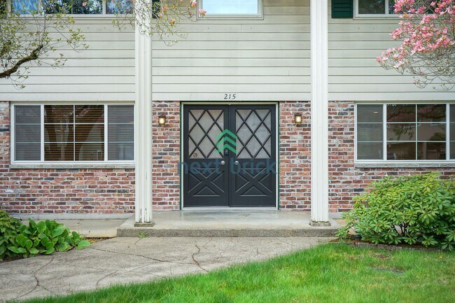 Photo - Spacious 5 Bed 2.5 Bath for Rent in Bellevue! House