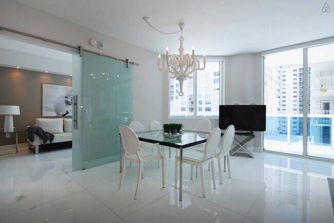 Building Photo - 2711 S Ocean Dr