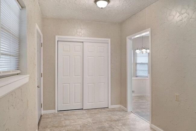 Building Photo - LOVELY UPDATED BIG HOME!!!!