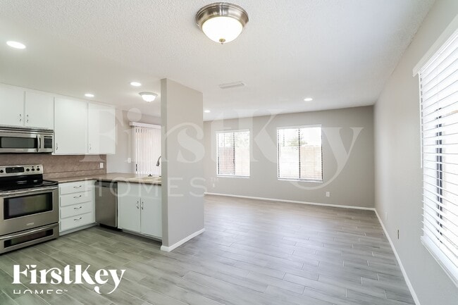 Building Photo - 4939 W Golden Ln