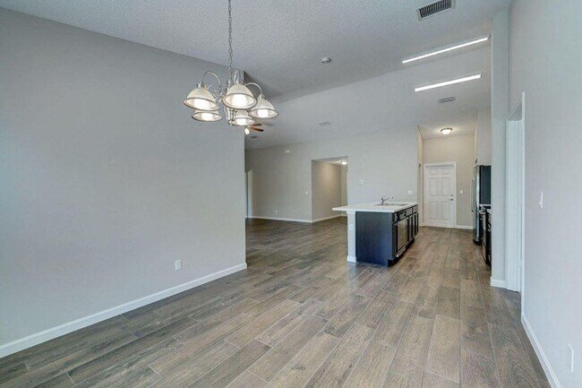 Building Photo - 586 SW Laconic Ave