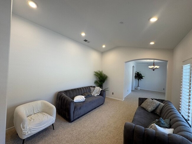 Building Photo - BEAUTIFUL 4BR/3BA home in SINGING HILLS VI...