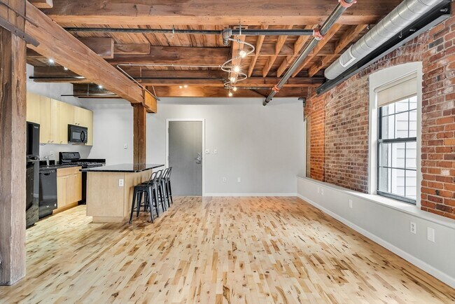 Building Photo - 210 Broadway
