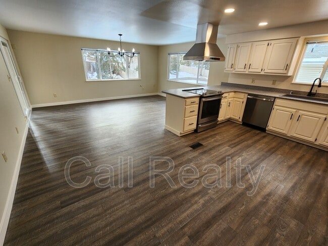 Building Photo - 508 E Maxine Ave