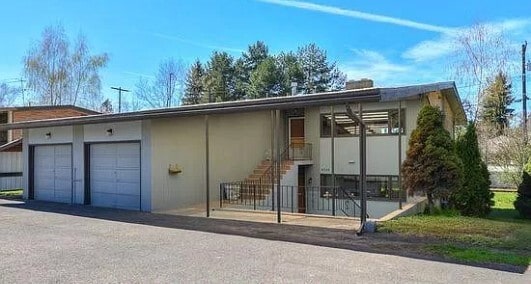 Mid Century building next to the Rocket Market - 4318 S Scott St