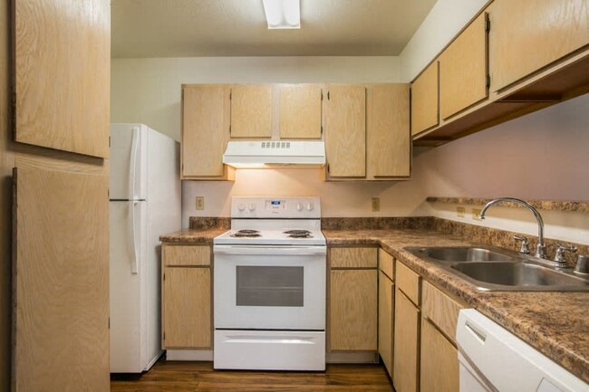 Spacious kitchen with all white appliances - Rio Volcan