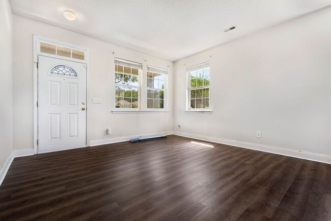 Building Photo - 4BR/2.5BA Charming Colonial Home
