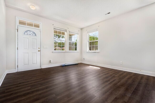 Foto del edificio - 4BR/2.5BA Charming Colonial Home