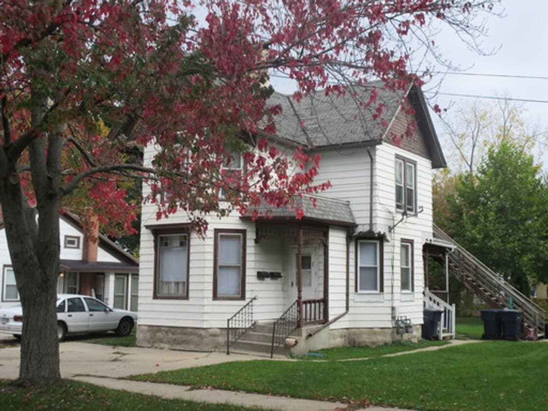 1462 1/2 N Chatham St Unit Upper, Janesville, WI 53548 Room for Rent