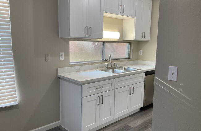 Building Photo - Stunning Remodeled Treat Boulevard unit! A...