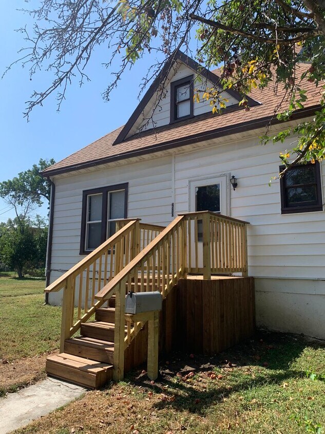 Foto principal - New paint/flooring 4 bedroom, 2.5 bathroom...