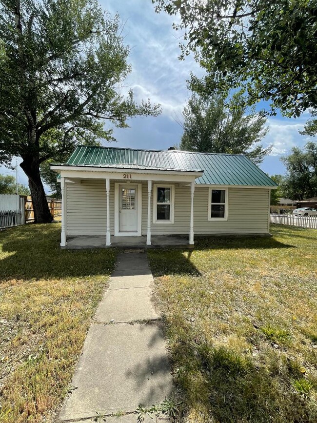 Building Photo - 211 W Elm Ave