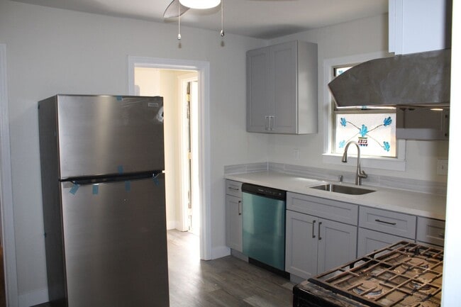 Building Photo - Updated One Bedroom, One Bathroom Duplex n...