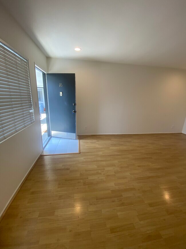 Foto del edificio - 1245 N Orange Dr