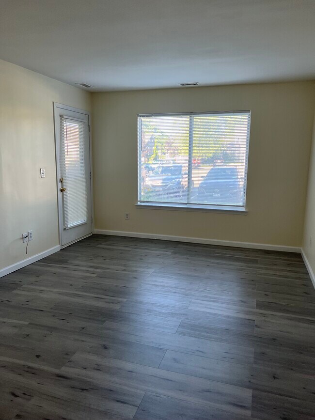 Building Photo - 868 Birchwood Park Dr