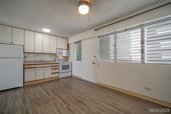 Foto del edificio - $2300 /1 Bed / 1 Bath /  1 Parking in Keea...
