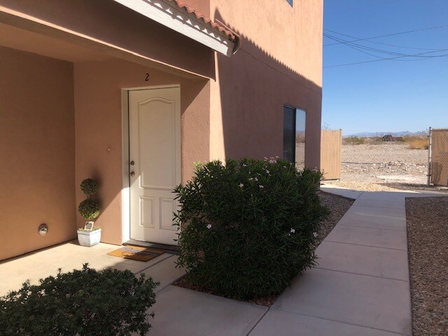 Cali Golden rock welcomes you in the entry way. Mountain views just beyond your yard. - 2631 Calle de Mercado