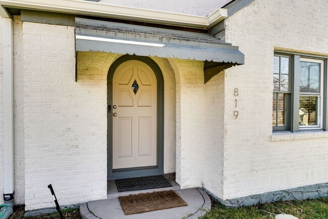 Spacious 4 Bed/ 3.5 Bath Home in Madison w Detached Office and Full Bath, 2 Car Garage, 1/2 acres... - Spacious 4 Bed/ 3.5 Bath Home in Madison w Detached Office and Full Bath, 2 Car Garage, 1/2 acres...