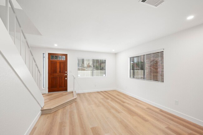 Building Photo - Beautifully Remodeled Townhome in Alpine!