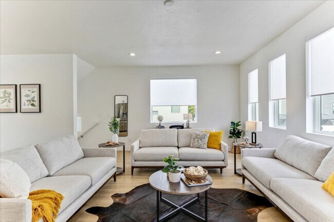 Building Photo - 1055 W 550 S