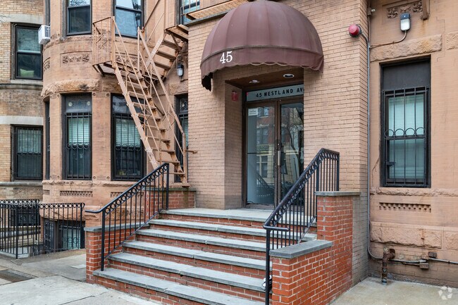 Entrada - 45 Westland Ave