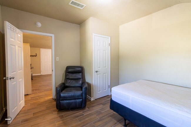 Building Photo - 1704 Fairfax Ave