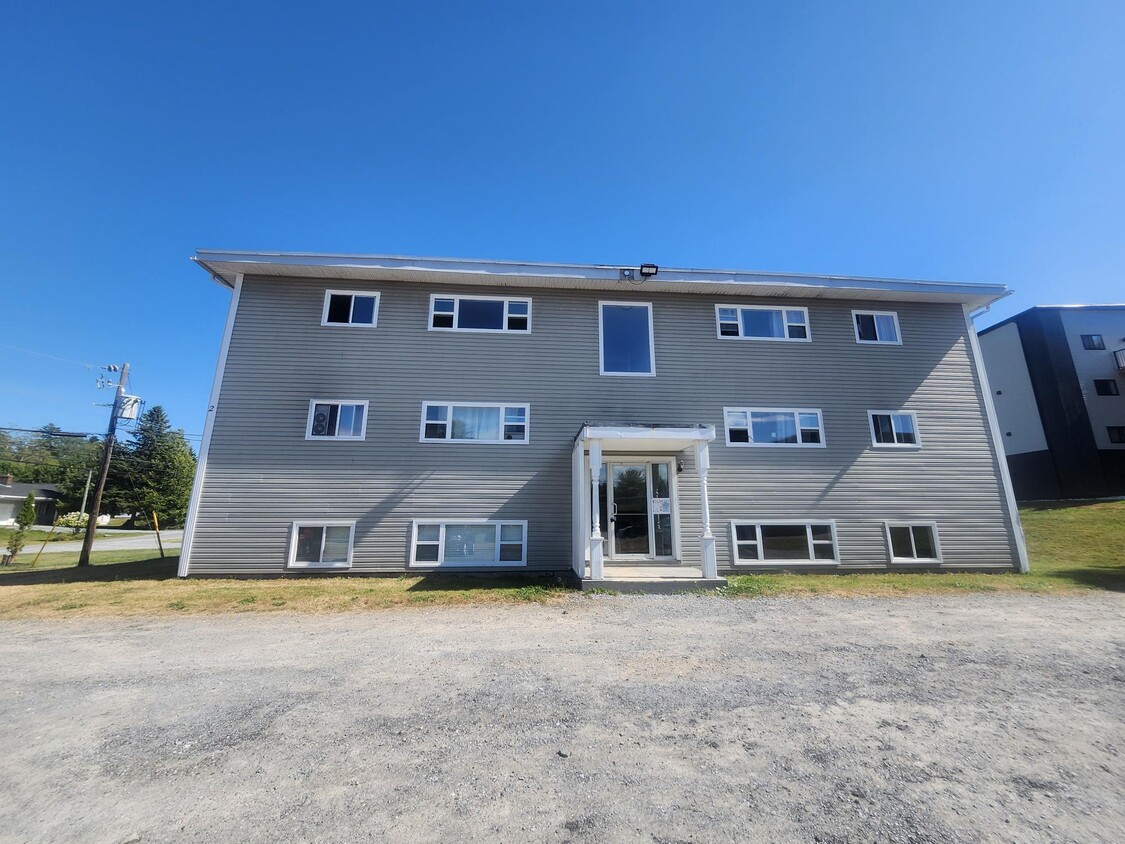 Primary Photo - 2 Arena Ln
