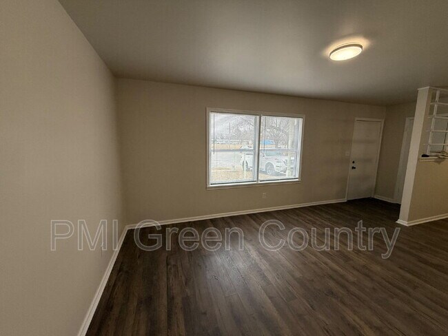 Foto del edificio - 336 W 61st Pl N