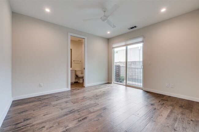 Foto del edificio - 4545 Bowser Ave