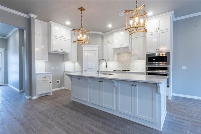 Building Photo - 4 Bedroom 2 Bath Home in Edmond Schools With Storm Shelter/3 Car Garage