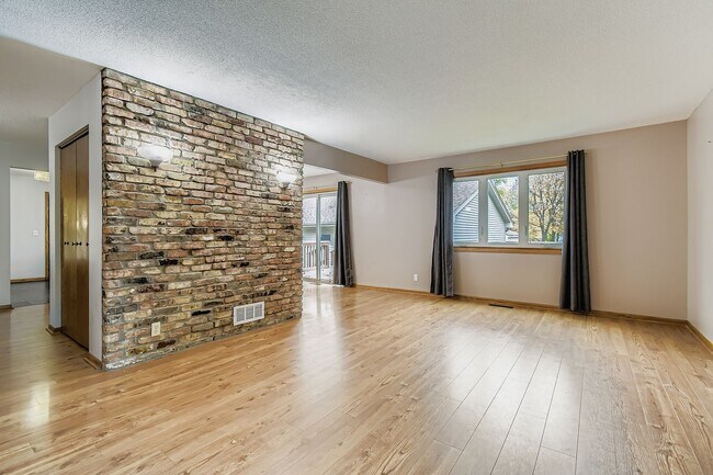 Foto del edificio - 815 Lakeview Dr