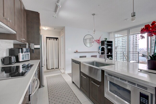 Building Photo - 880 Homer St