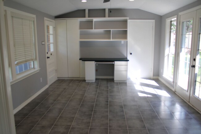 Building Photo - 3 Bedrom 2 bath with a 1 car garage