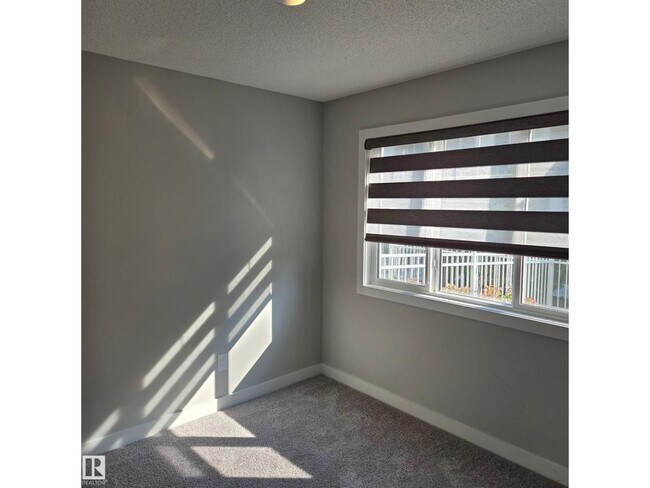 Photo du bâtiment - #58 2215 24 ST NW NW