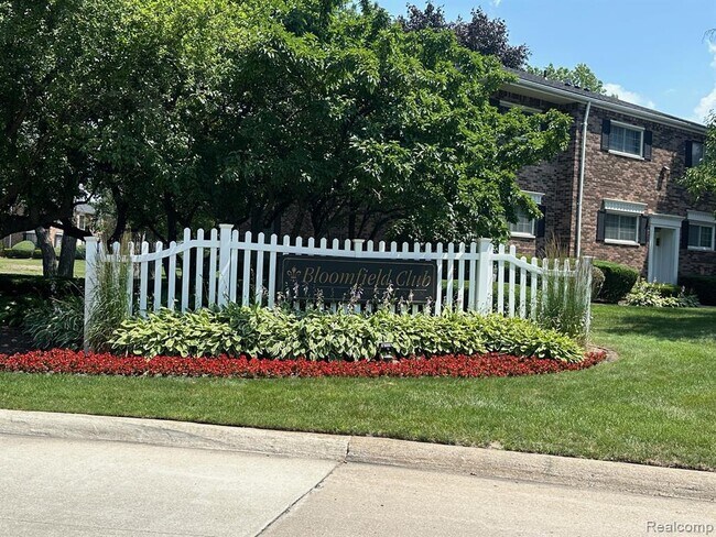Foto del edificio - 628 E Fox Hills Dr