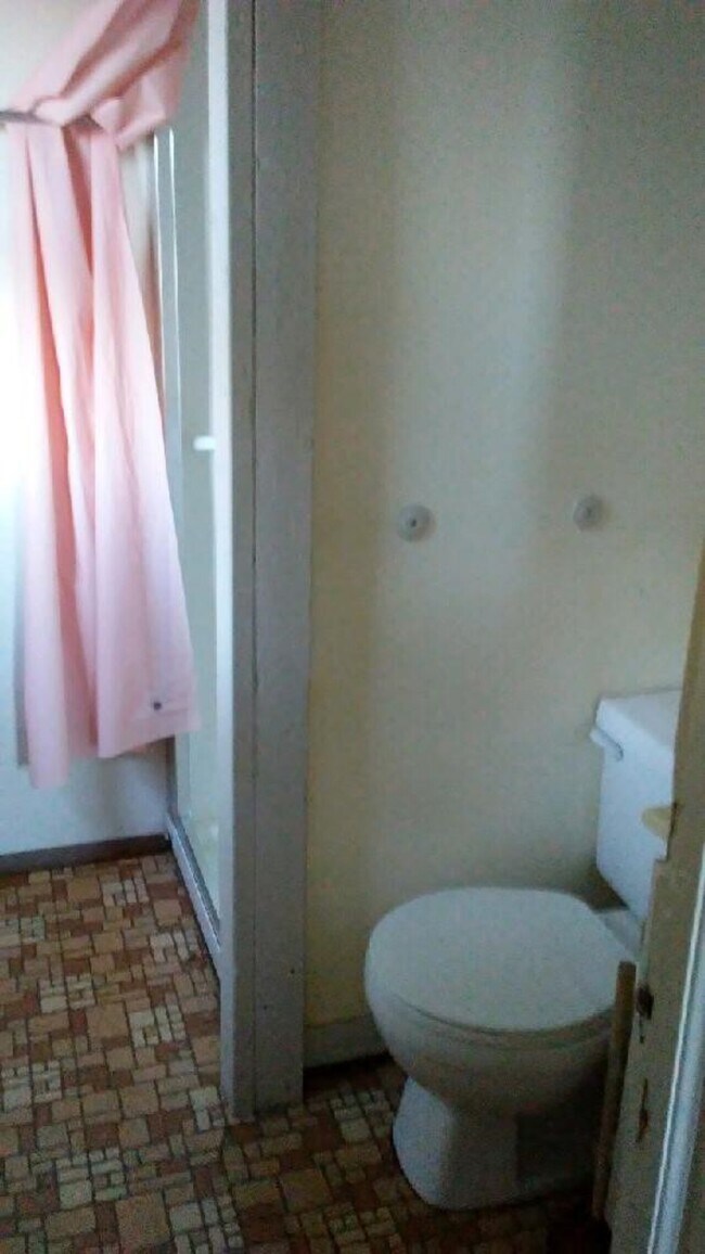Building Photo - UTILITIES INCLUDED! 17 2nd Ave NE