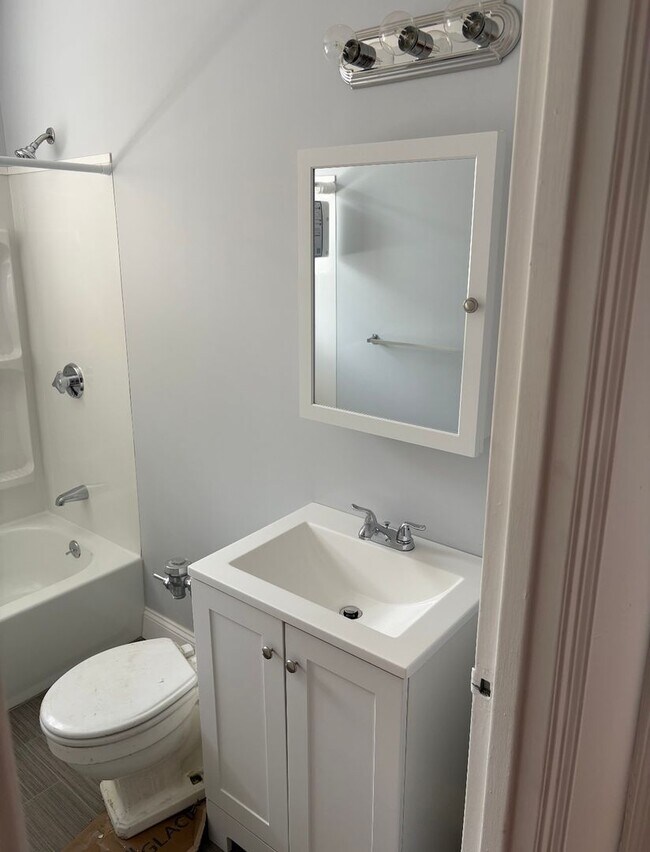 Foto del edificio - WAYLAND SQUARE REALTY (218)