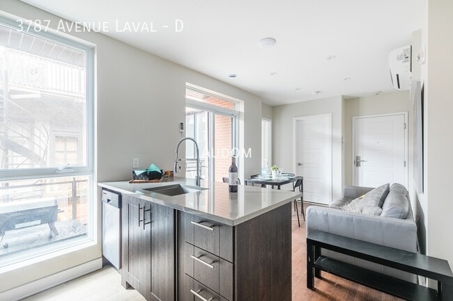 Building Photo - 3787 Av. Laval