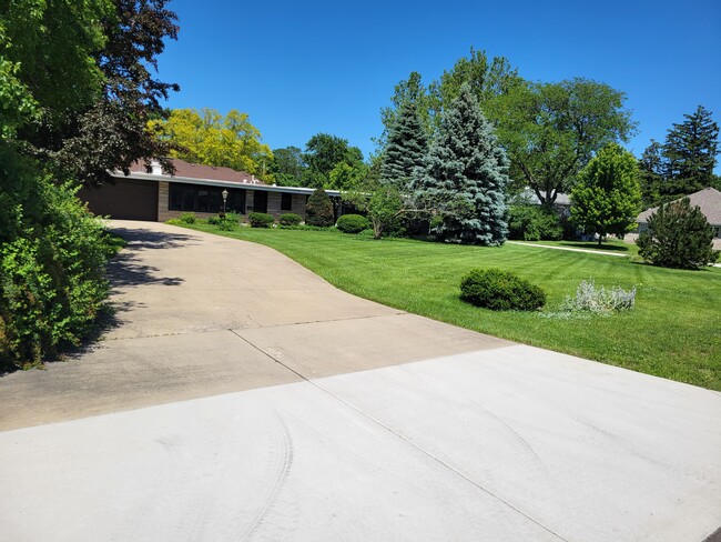 Building Photo - 1633 Southlawn Pl