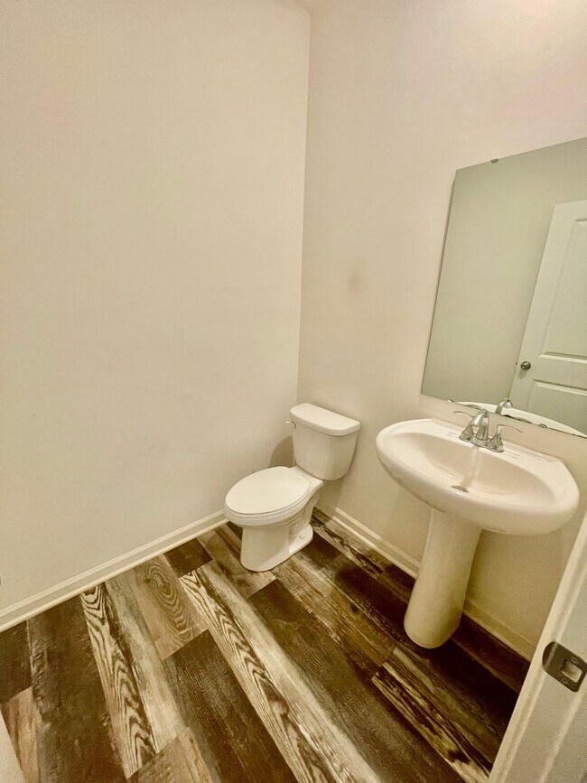 Foto del edificio - Welcome to this stunning 5-bedroom, 2-bath...