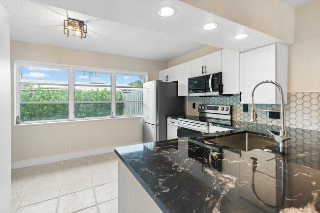 Building Photo - 1520 NE 51st St