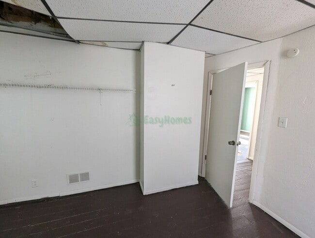 Building Photo - 831 W Russell St